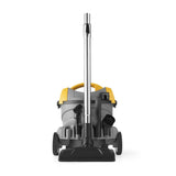 Aspirateur Ghibli V15 avec tube métallique, brosse de sol et accessoires de nettoyage rangés à l’arrière