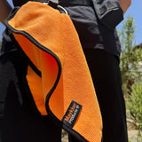 Serviette microfibre orange MAYKKER Terry Towel Large 40 x 80 cm portée à la ceinture