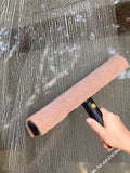 récurage de vitres avec tampon walnut Maykker monté sur  handysleeve Maykker