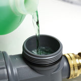 Versement de savon dans le distributeur de savon Unger pour perche à eau pure